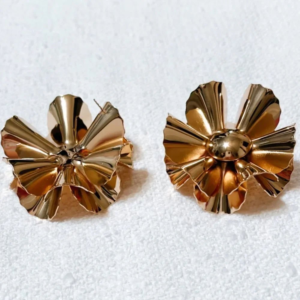 Gold flower statement earrings M228 - Picture 5 of 5
